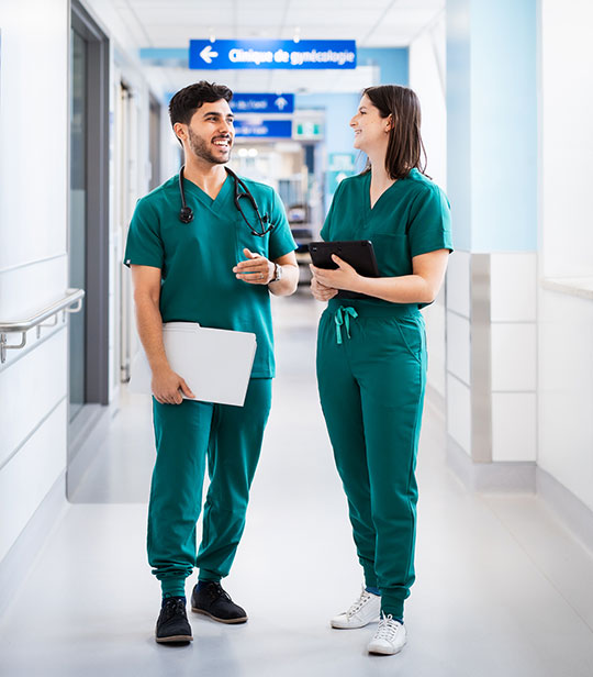 Deux étudiants en stage de médecine discutent.