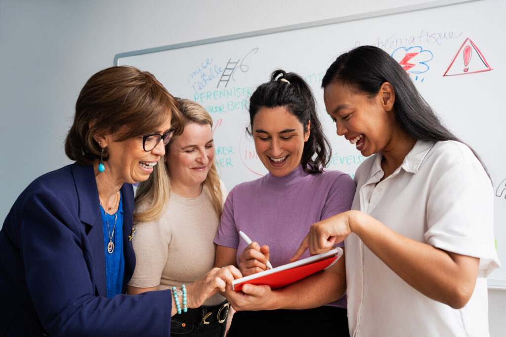 Plusieurs intervenantes en santé travaillent avec enthousiasme sur un projet d'innovation.
