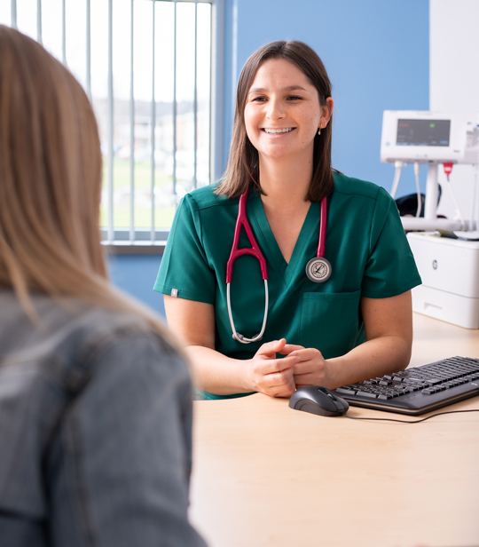 Une étudiante fait des consultation dans le cadre de son stage en médecine.