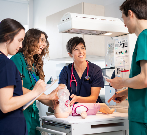 Plusieurs professionnels interviennent lors d'un stage en médecine.