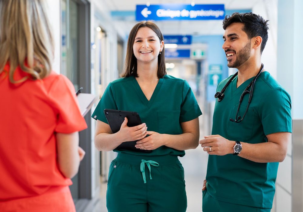Des étudiants en internat et externat discutent dans les couloirs de l'hôpital.
